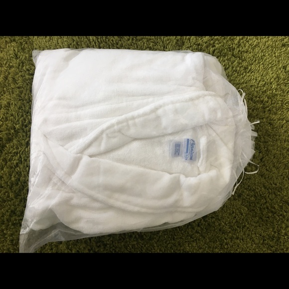 NWT white robe - Picture 1 of 2